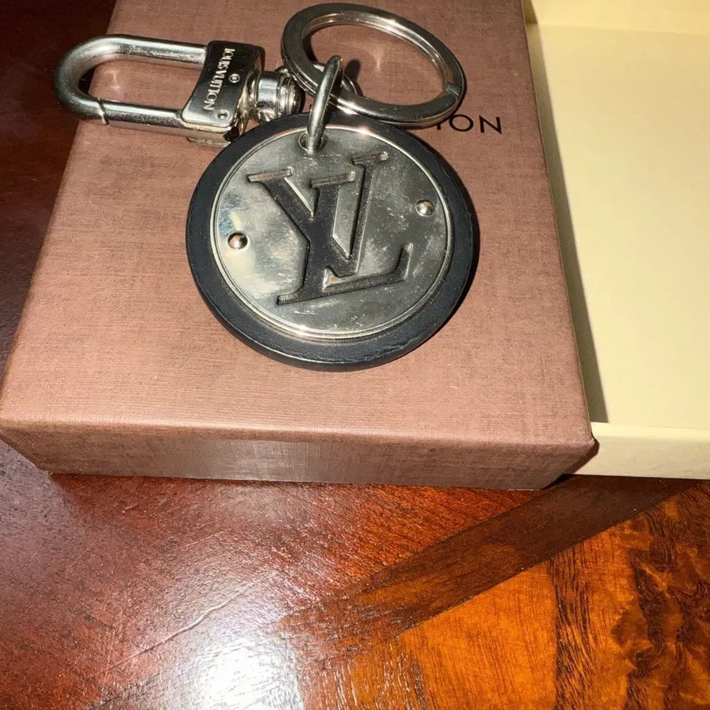 Used in great condition Louis Vuitton Silver and Black Keychain minor scratches - Picture 2 of 10